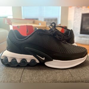 New in Box Nike Boys 5.5Y Air Max DN, Black & White